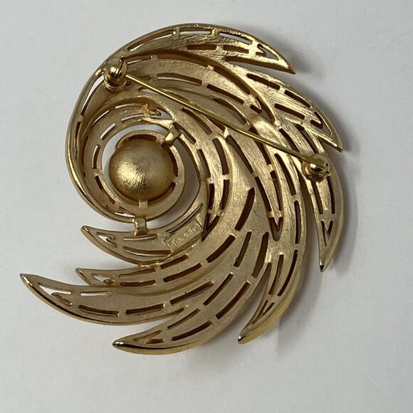 Crown Trifari Brooch Pin Swirl Gold Tone Faux Pearl Vintage Retro Classic MCM - Picture 2 of 15